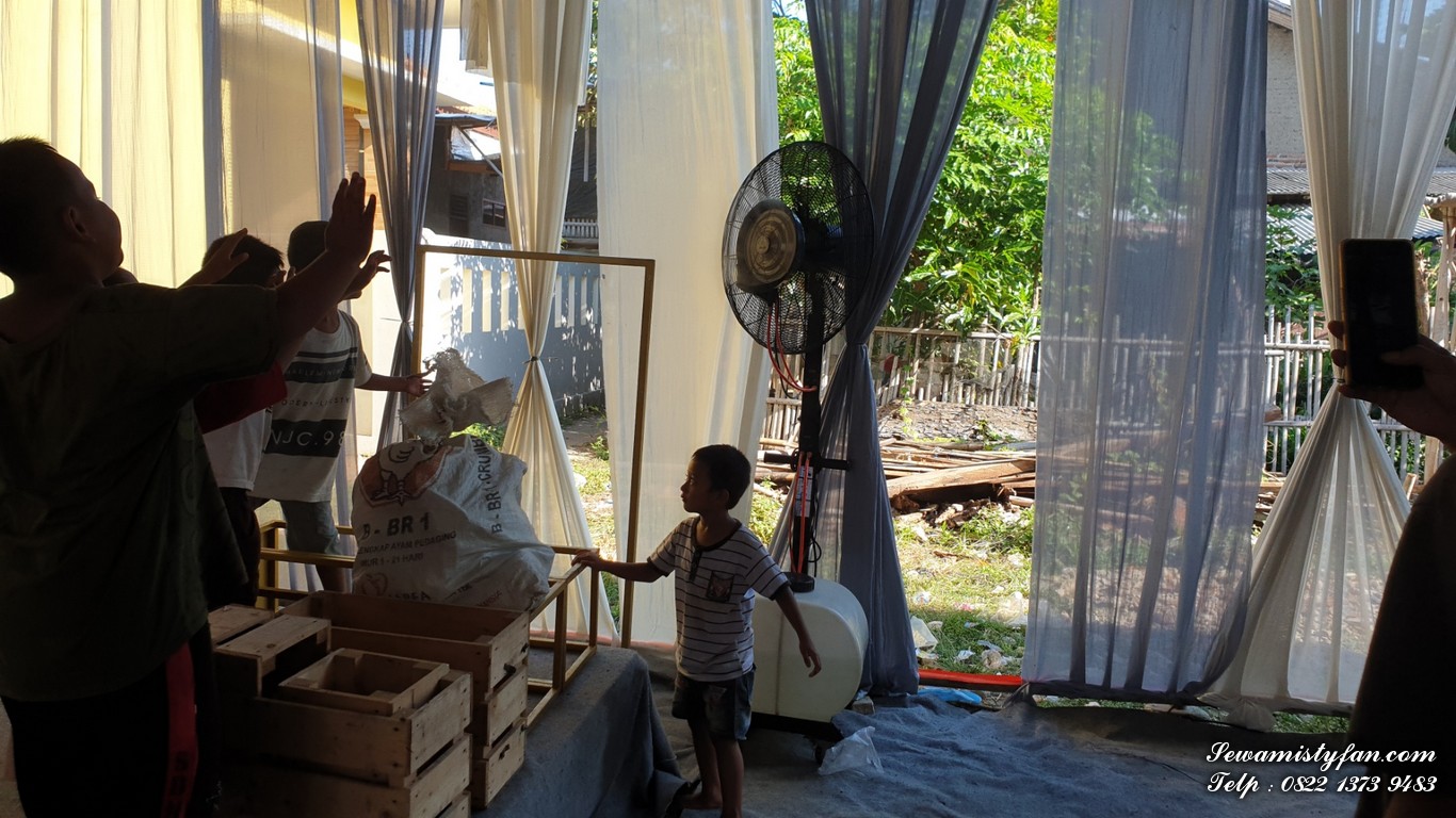 Perbandingan biaya sewa misty fan vs beli: ilustrasi kipas kabut outdoor di acara pernikahan Jakarta dan Tangerang