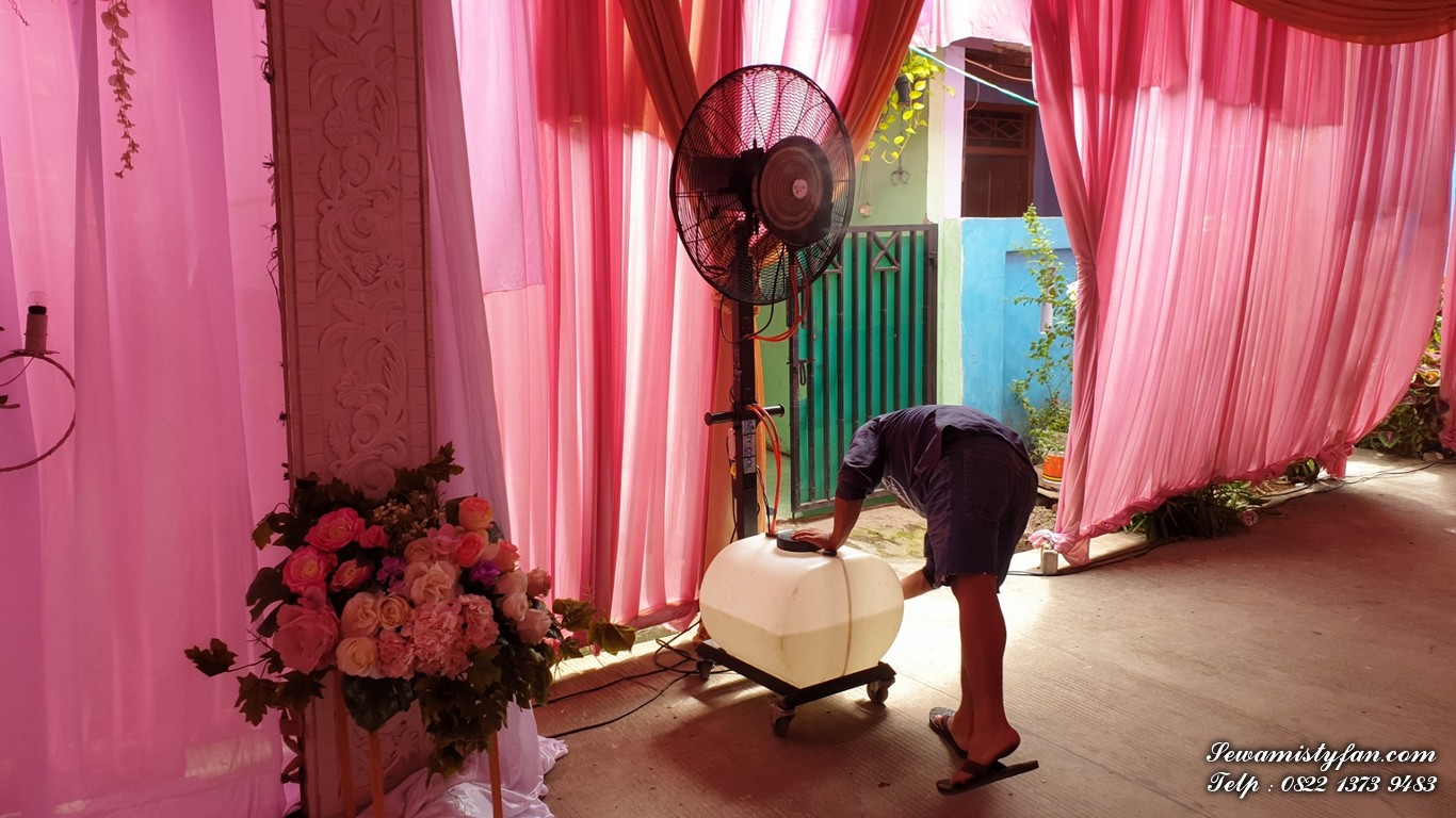 Tim teknisi Aeromist memasang unit misty fan di acara gathering outdoor daerah Tangerang – kabut halus menyegarkan tamu undangan