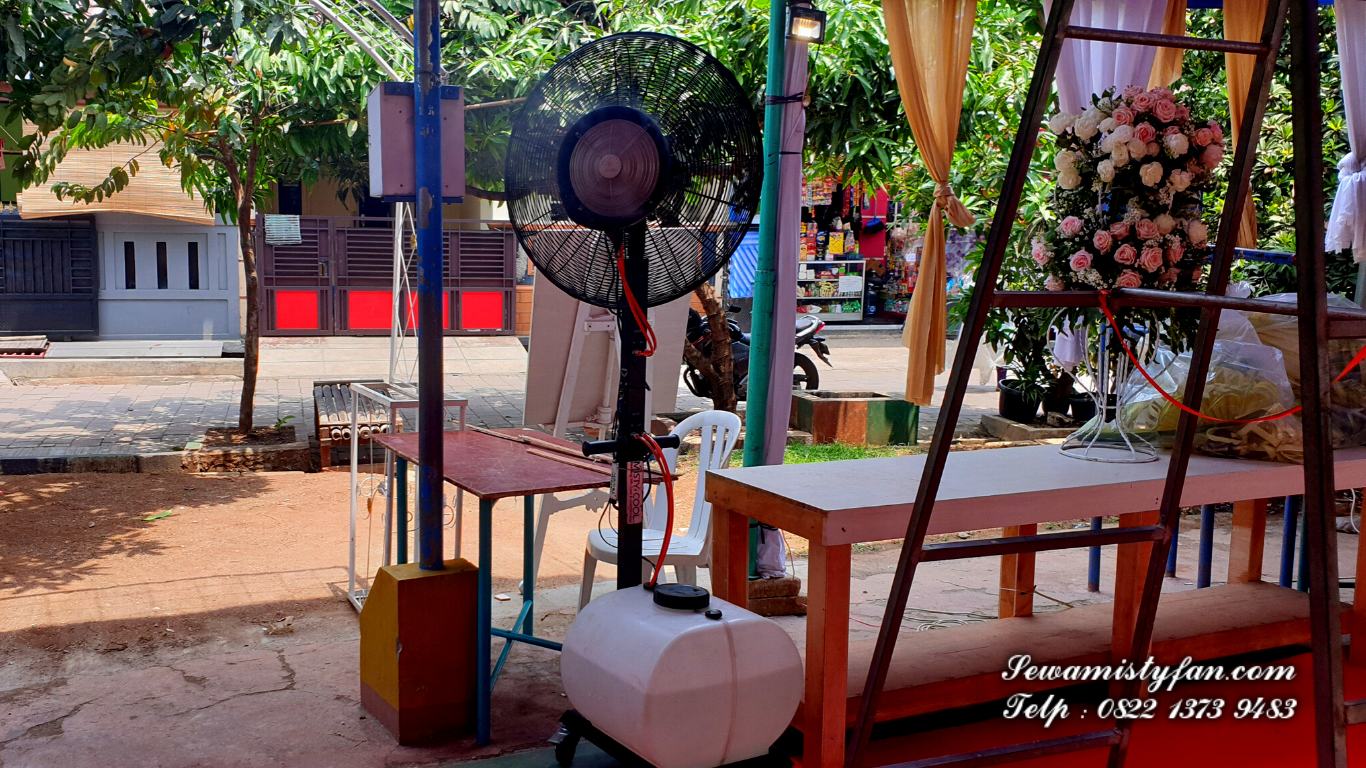 Bazar outdoor siang hari yang ramai dengan kabut halus misty fan di area booth, pengunjung tampak betah berlama-lama karena udara sejuk menyegarkan - Jakarta Tangerang Bekasi