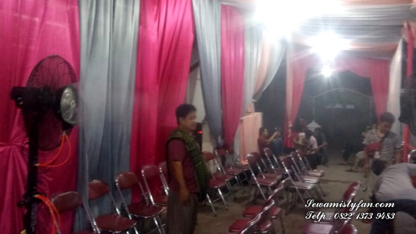 Sewa kipas murah tangerang - unit misty fan Krisbow menyemburkan kabut di area pasar malam yang ramai, pengunjung tampak sejuk dan betah