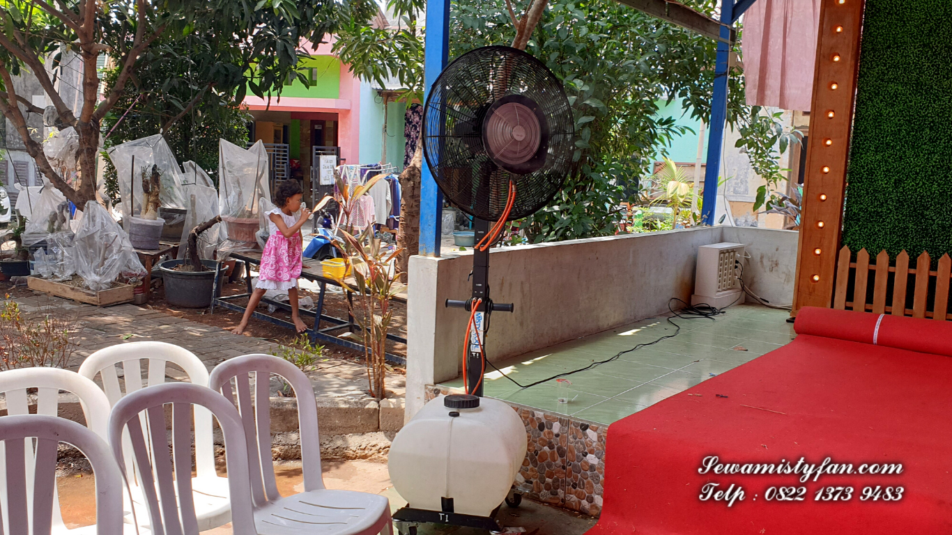 Unit misty fan terawat dengan semburan kabut halus digunakan di halaman outdoor acara pernikahan Bekasi