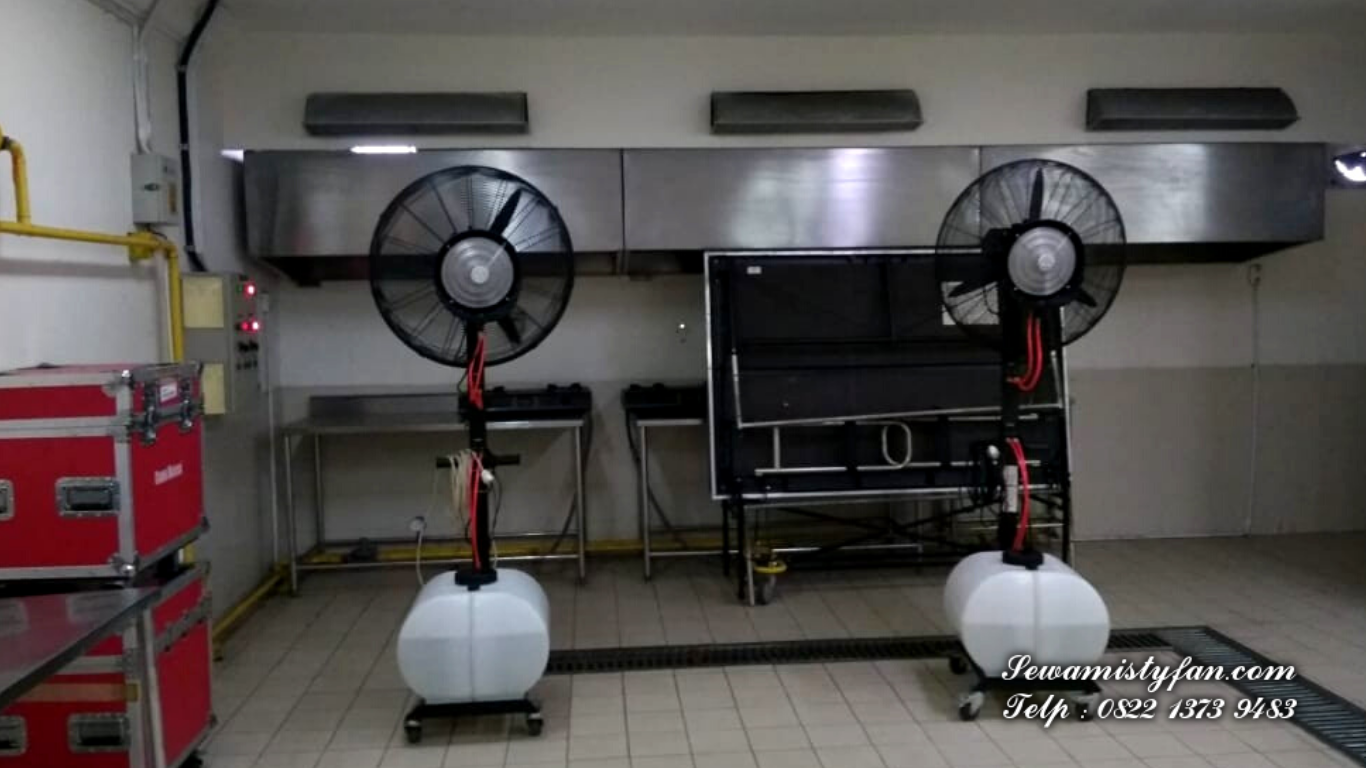 Misty fan menyemburkan kabut sejuk di area food festival Bekasi – pengunjung ramai menikmati kuliner tanpa gerah