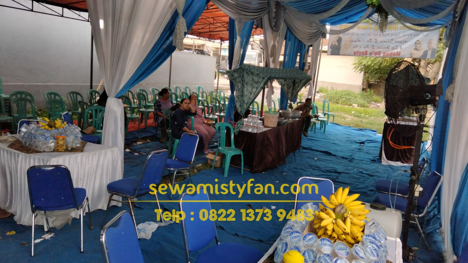 Misty fan pendingin area pelaminan pada acara pernikahan outdoor di Tangerang