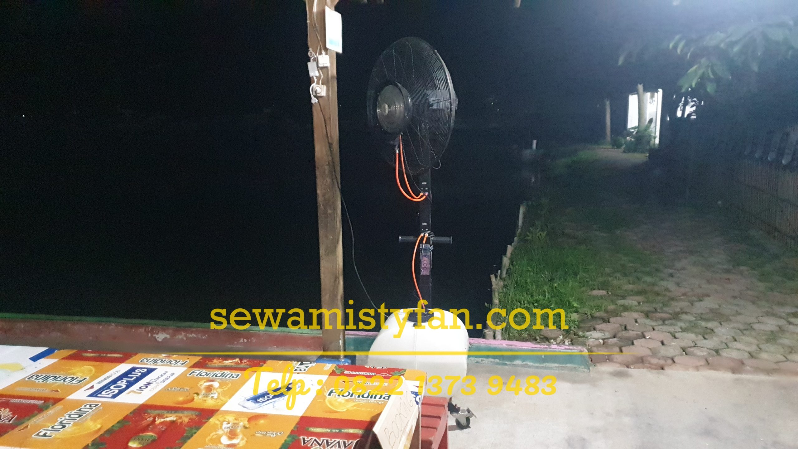 Area resepsi menggunakan sewa kipas kabut untuk wedding agar tamu tetap sejuk selama acara berlangsung