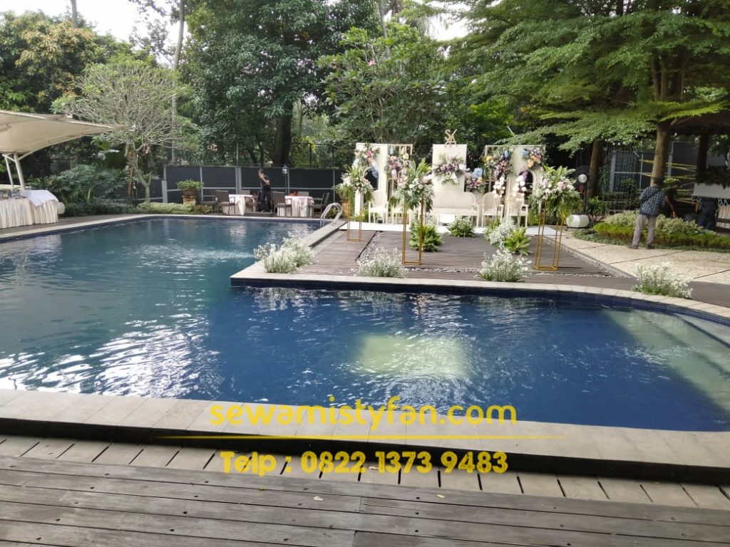 Kipas angin untuk cafe outdoor membantu menjaga area makan dan tempat nongkrong tetap sejuk serta nyaman bagi pengunjung.