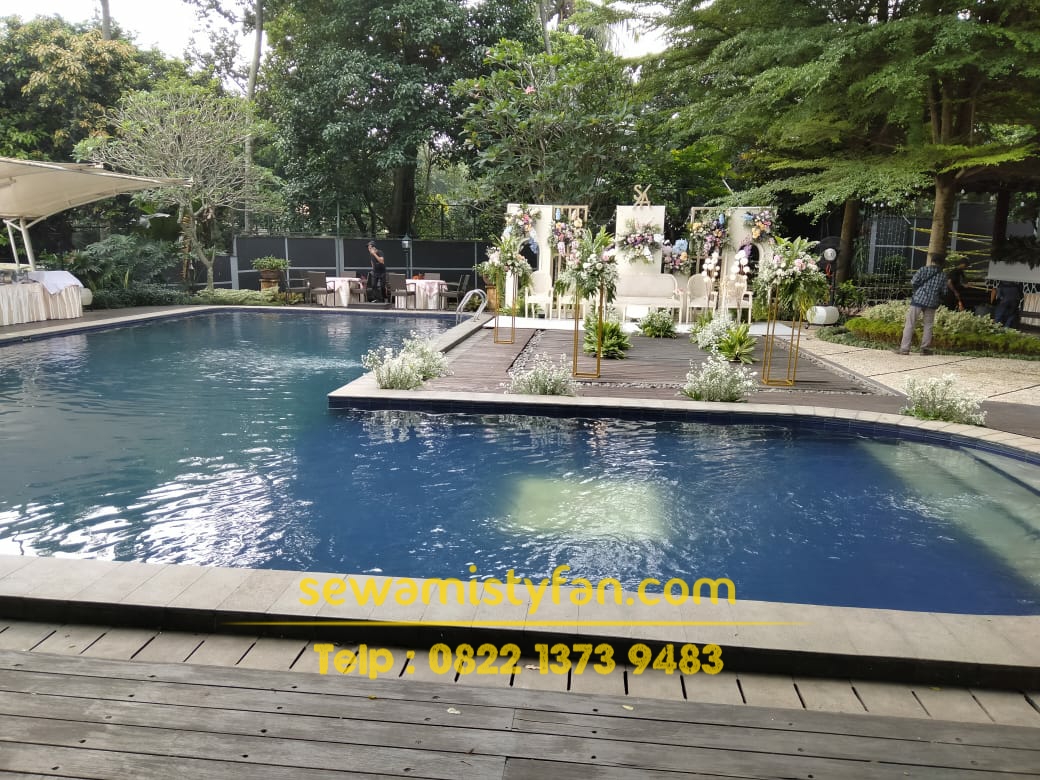 Kipas angin untuk cafe outdoor membantu menjaga area makan dan tempat nongkrong tetap sejuk serta nyaman bagi pengunjung.