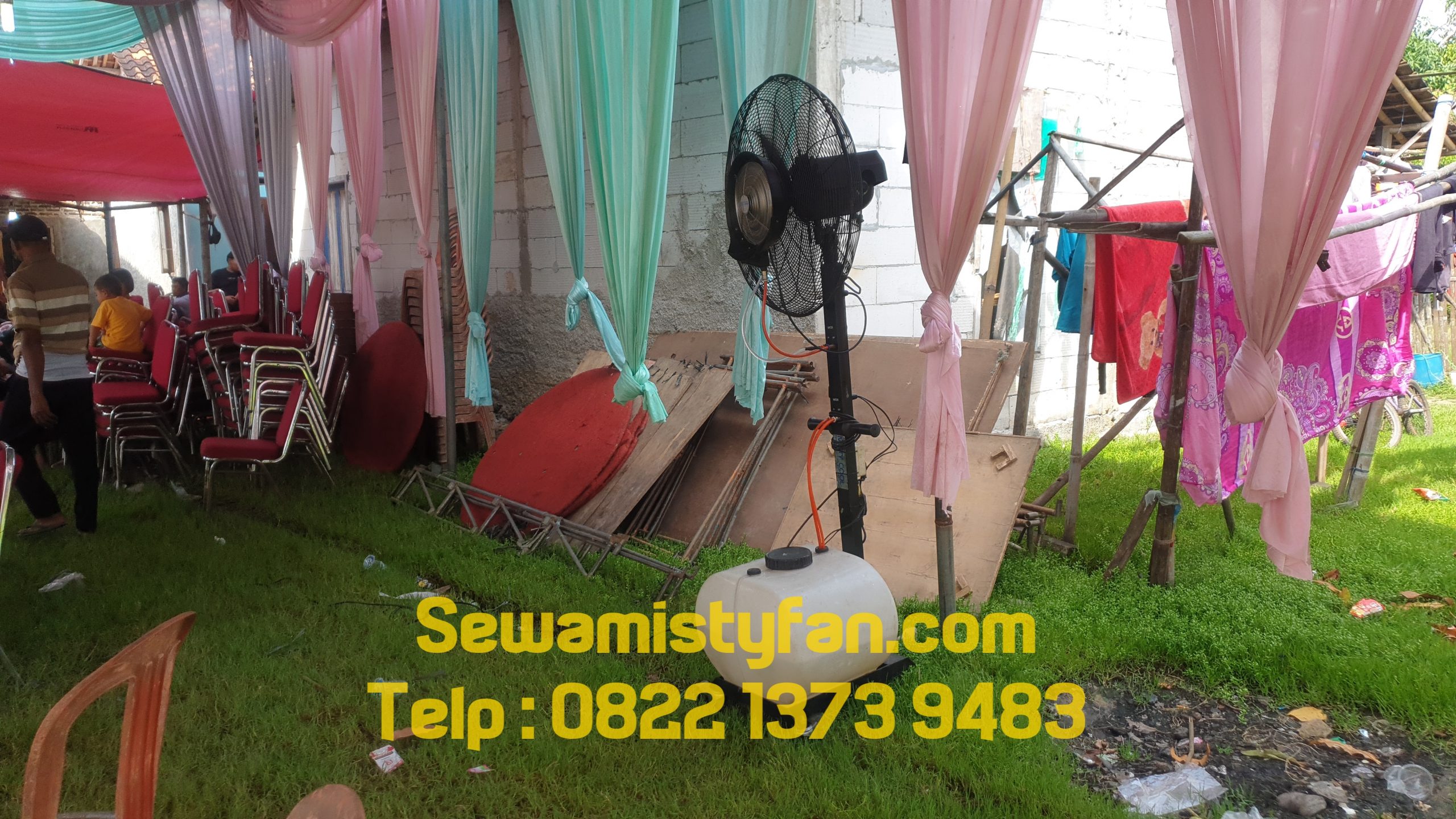 Kipas angin outdoor besar digunakan untuk memberikan sirkulasi udara maksimal pada area terbuka dan acara outdoor.