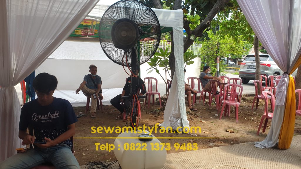 Kipas kabut outdoor bekerja optimal saat cuaca panas di siang hari untuk acara luar ruangan