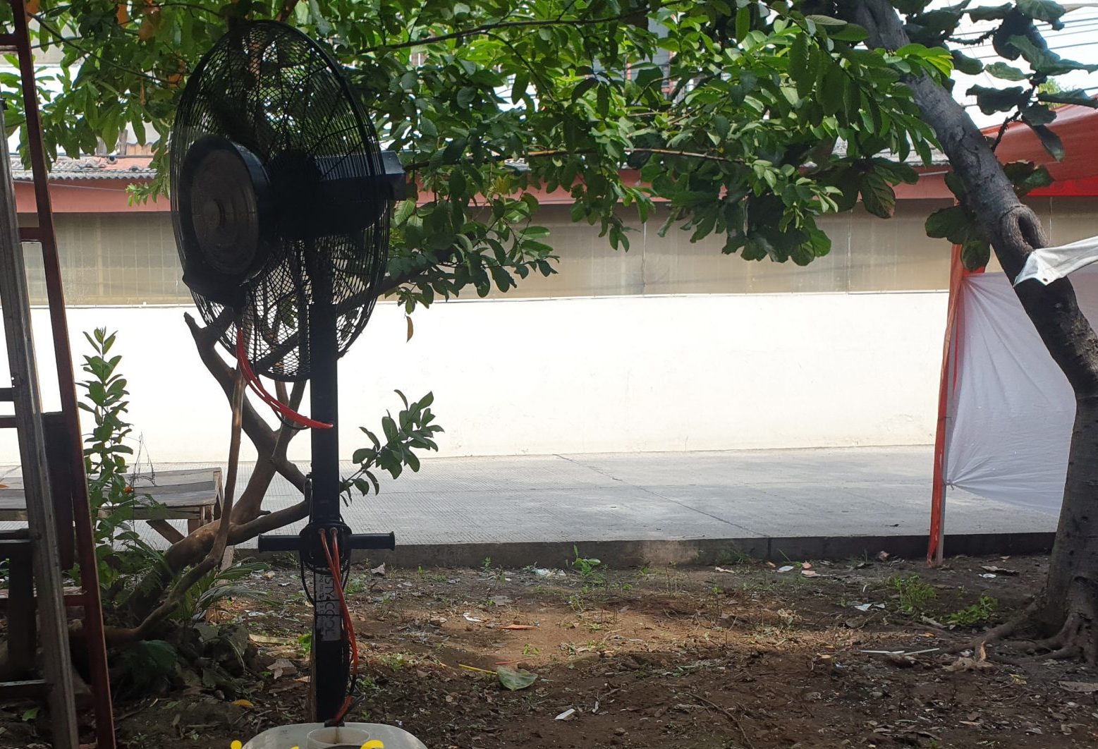 Unit sewa kipas angin kabut type dengan semprotan kabut halus untuk mendinginkan area acara outdoor dan indoor