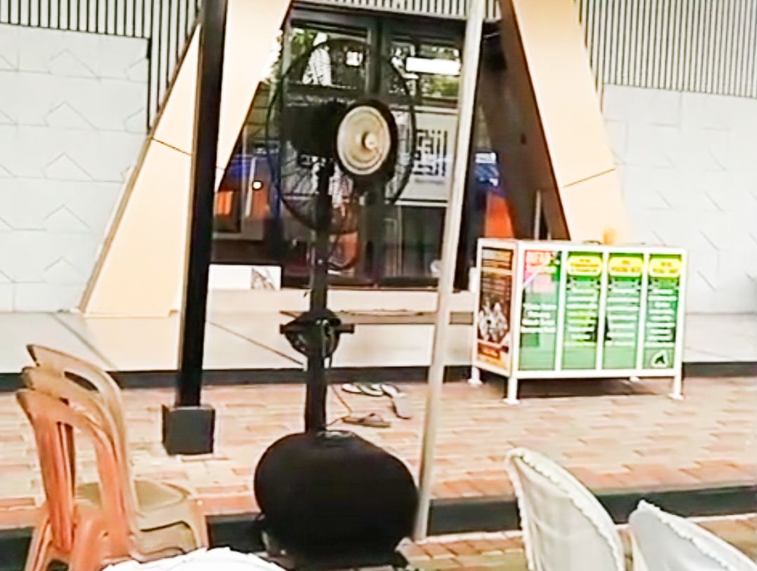 Perbandingan misty fan dan air cooler untuk acara outdoor: misty fan menyemprot kabut halus sehingga langsung dingin di area terbuka, sementara air cooler butuh ruang semi tertutup