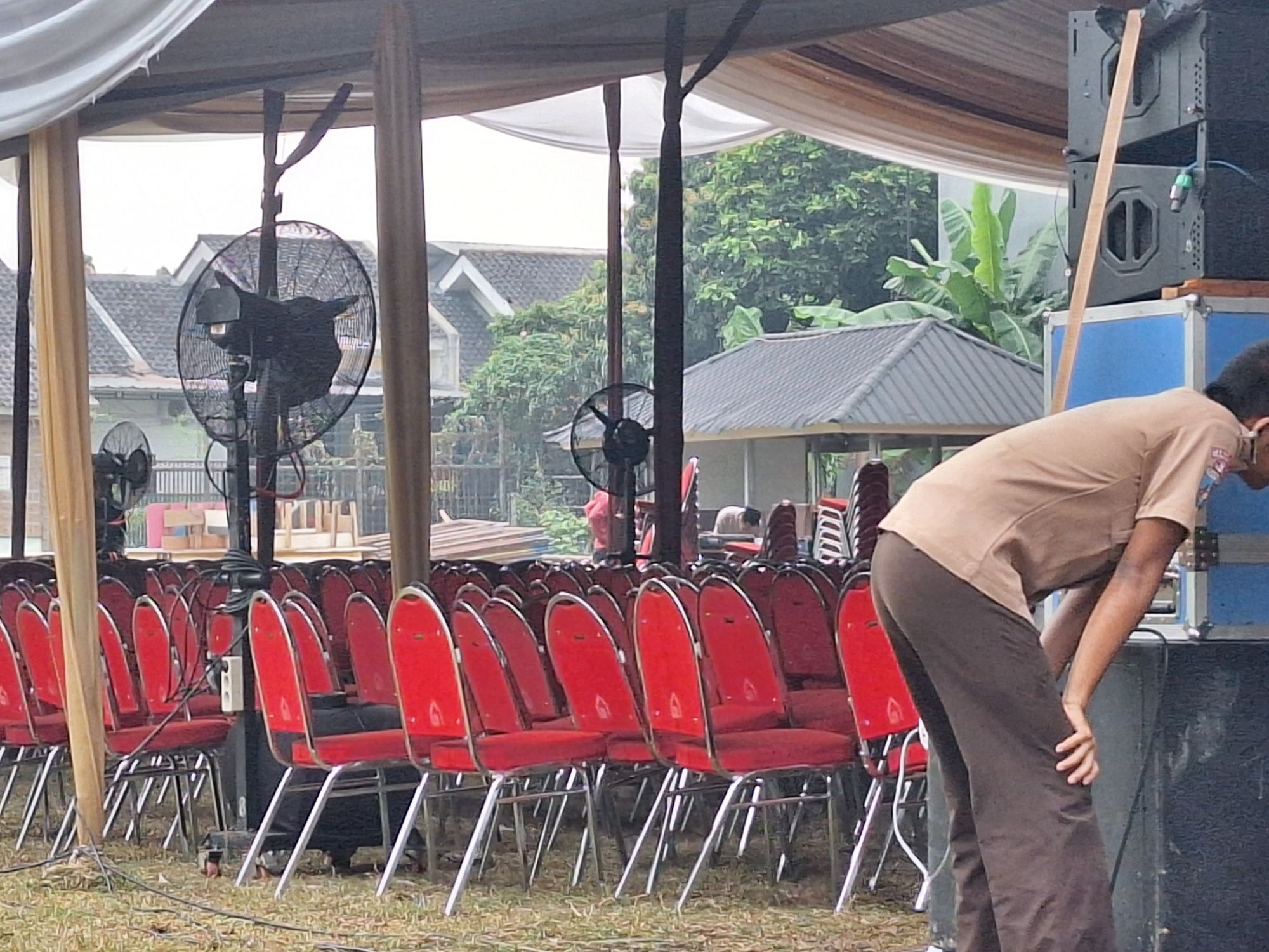 Area komunitas otomotif outdoor menggunakan pendingin udara portable di Kebayoran Lama