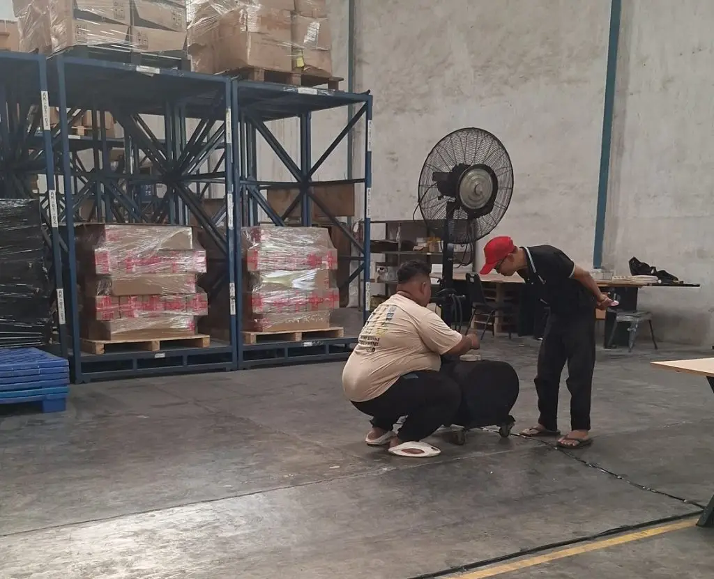 Kipas angin untuk gudang berukuran besar membantu menjaga sirkulasi udara tetap sejuk di area penyimpanan dan produksi.