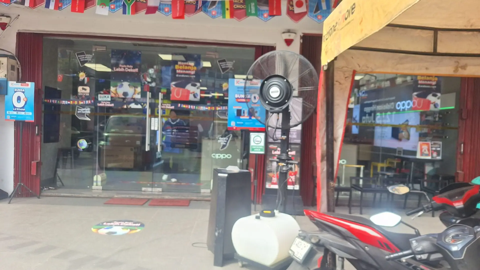 Kipas angin terbaik untuk usaha yang memberikan sirkulasi udara optimal untuk toko, gudang, kafe, restoran, dan area komersial.
